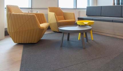 Power office_20, filttæppe under gul stol